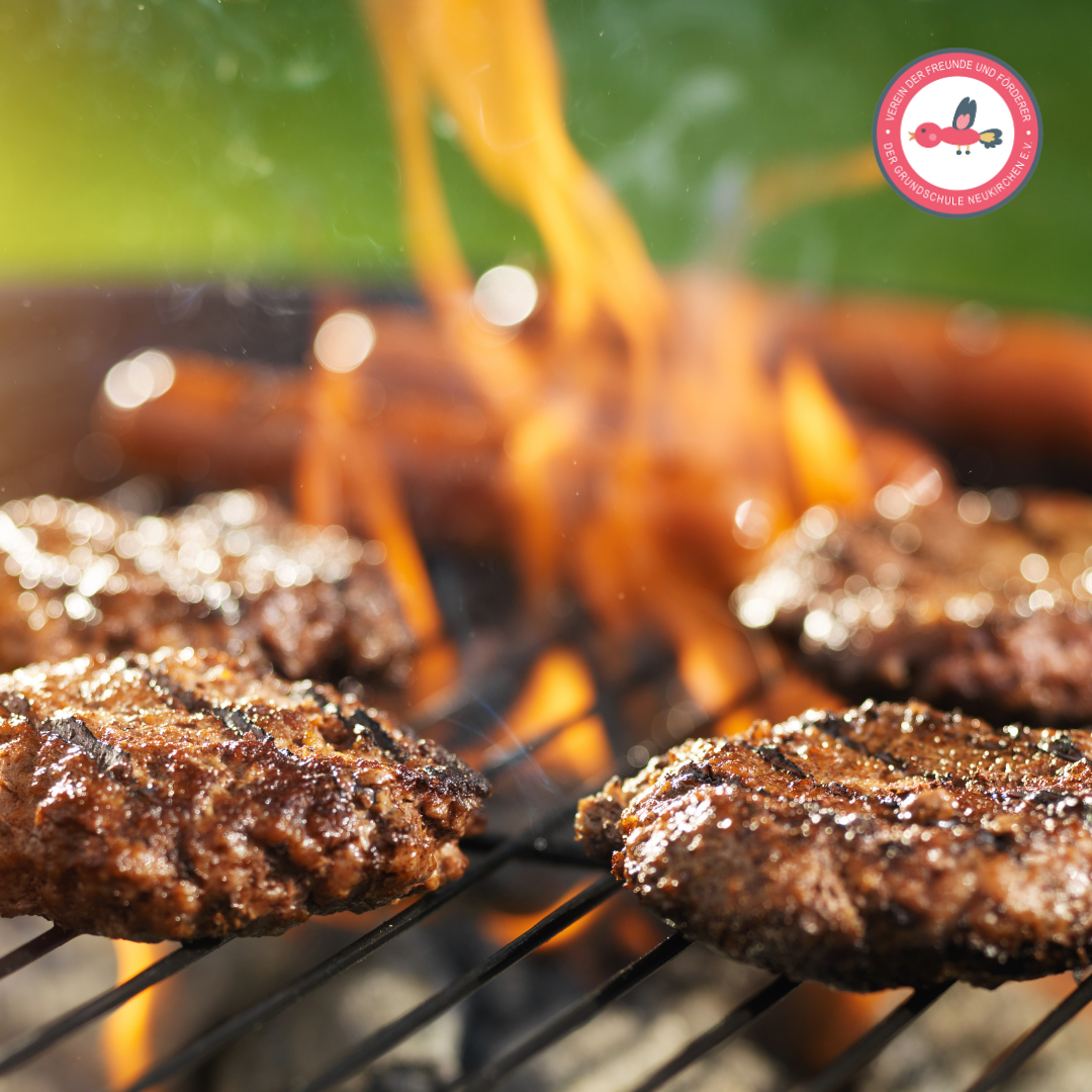 Burger-Patties brutzeln auf einem Grillrost über offener Flamme, im Hintergrund lodert Feuer.