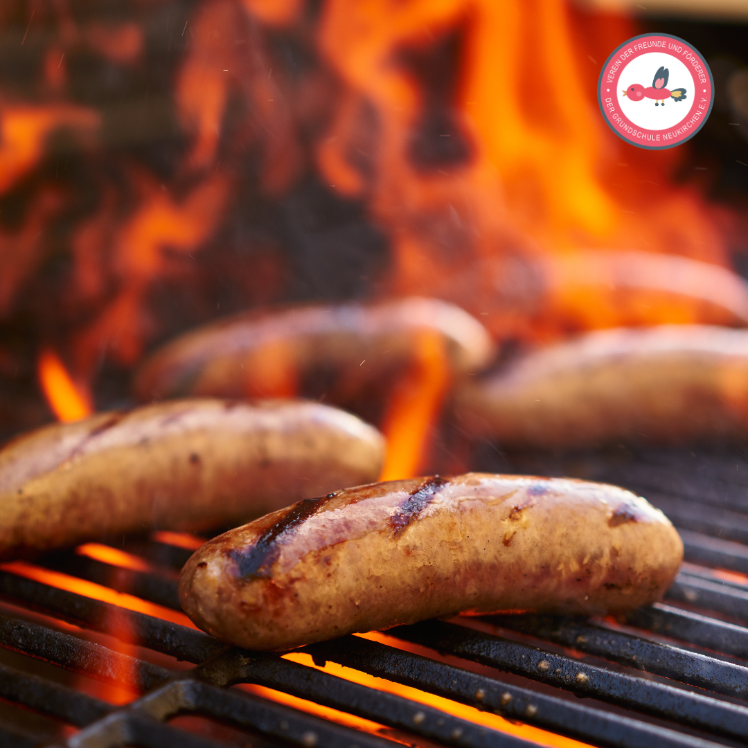 Bratwürste grillen über offener Flamme und bekommen eine appetitliche Bräunung.