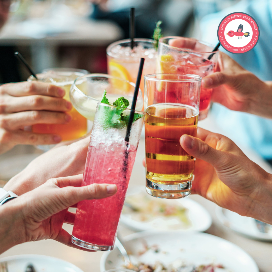 Hände halten bunte Cocktails und Getränke und stoßen gemeinsam an; gesellige Stimmung.