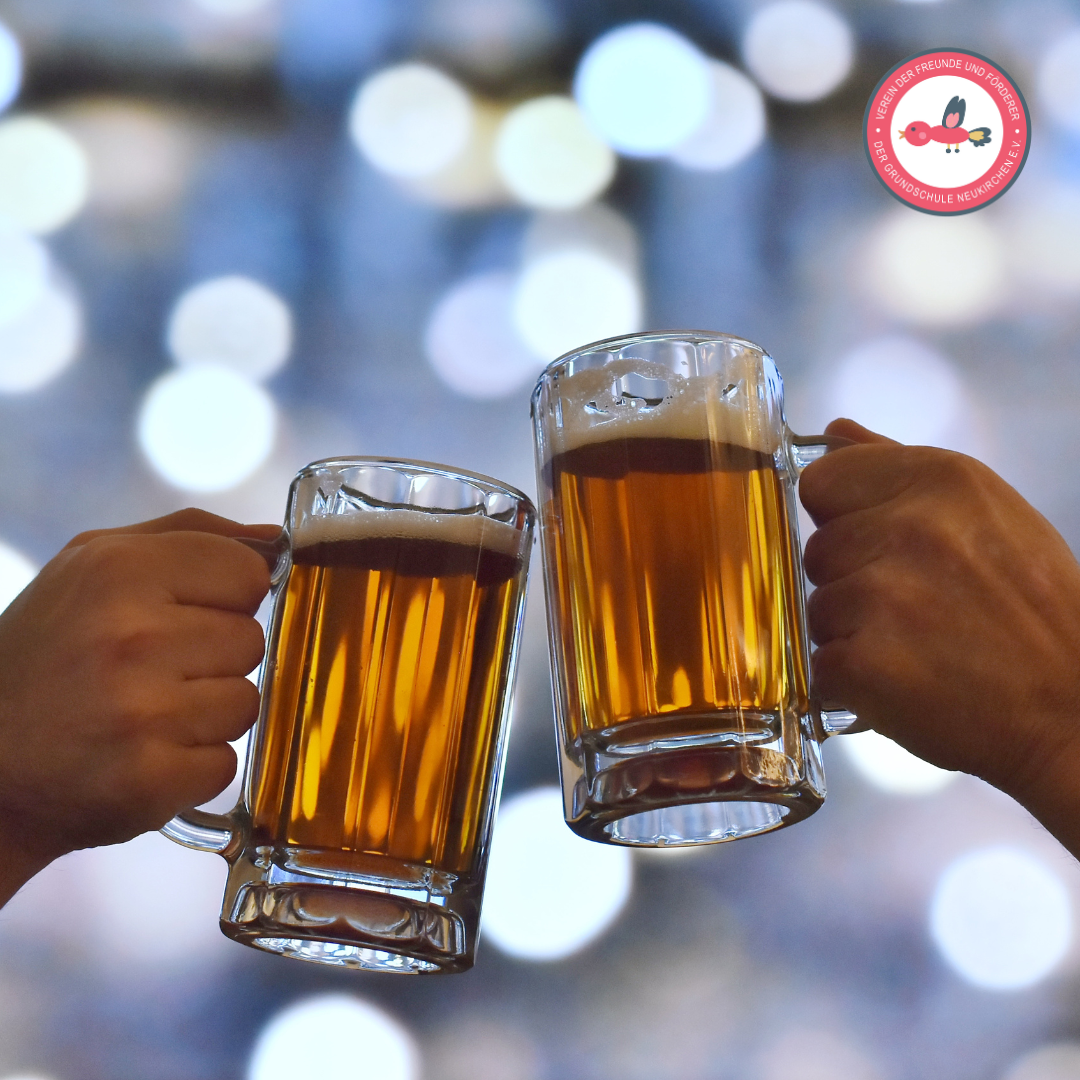 Zwei Hände halten Bierkrüge und stoßen an, im Hintergrund verschwommene Lichter.